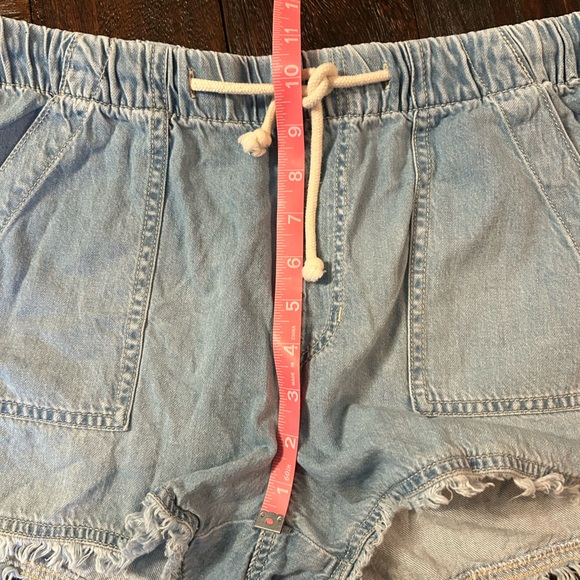 BCBGeneration Light Wash Elastic Waist Drawstring Denim Frayed Hem Shorts - Picture 6 of 10